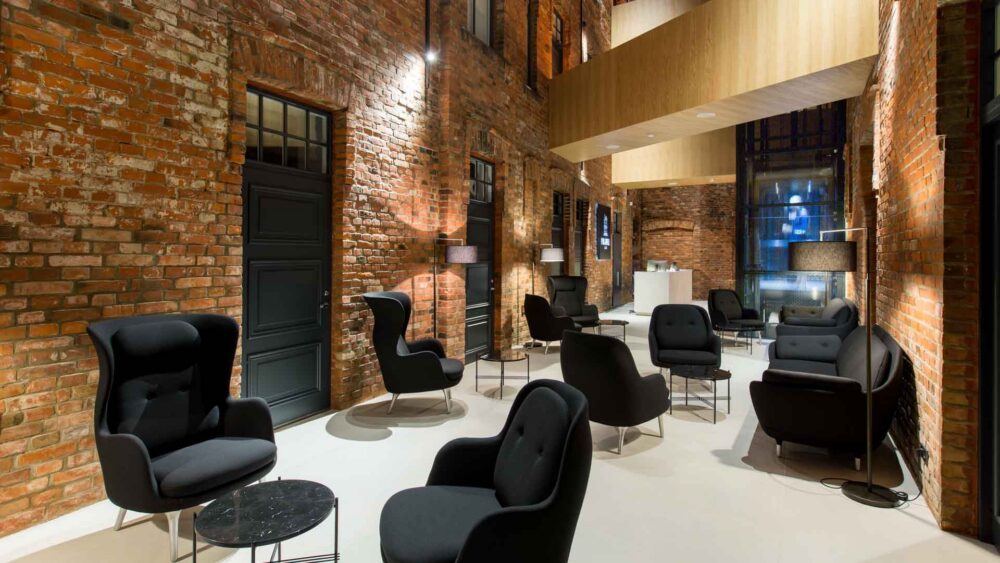 Park Hotell Viljandi valgusküllane siseaatrium ja modernne mööbel