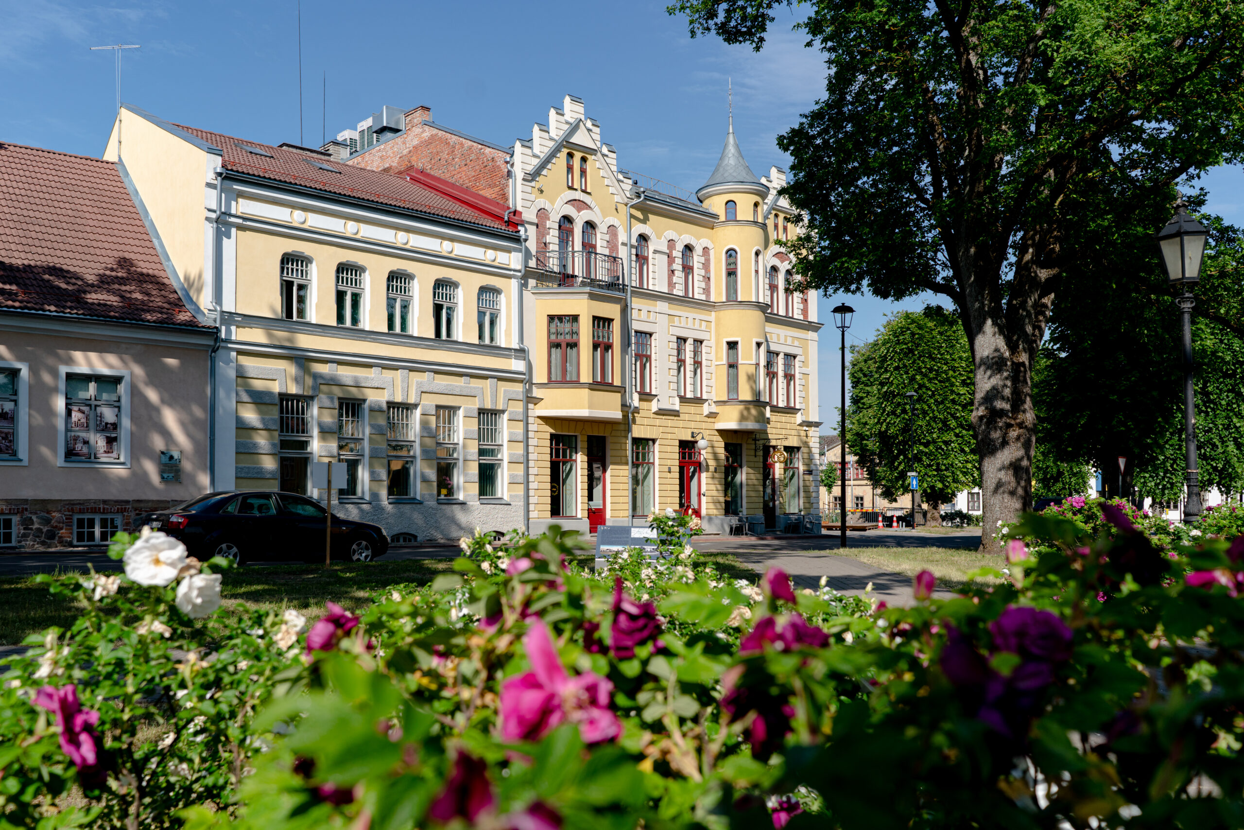 Park Hotel Viljandi ajalooline 1910. aasta fassaad lilledega esiplaanil